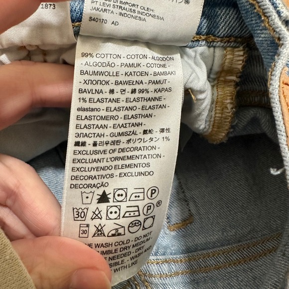 LEVI'S | Women's 501 Raw Hem Light Wash Hidden Button Blue Denim Jeans,‎ W24 L28 - Picture 6 of 7